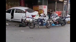 武汉江夏藏龙岛栗庙新村，搞刹车当油门踩，两男一女，已经没有生命迹象了。
