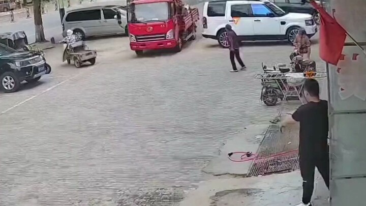 หนุ่มเห็นรถบรรทุกไฟลุก โบกมือเรียกคนขับรถบรรทุก แล้วคว้าสายยางดับเพลิงทันที ช่วยให้สถานการณ์รอดพ้นจา