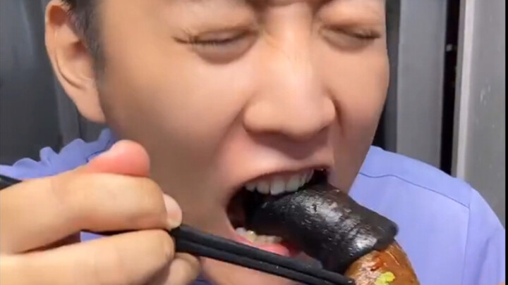 Tangan memegang senapan keledai.