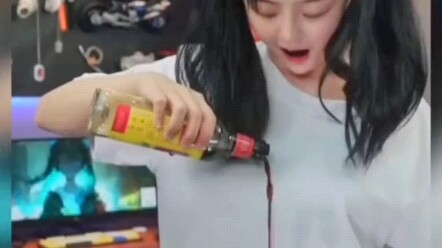 Streamer này không bình thường, tốc độ của streamer trên cao tốc nhanh quá, tôi phản ứng không kịp l