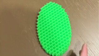 هذا الشيء الذي أهدته لي صديقتي ليس من الأرض، إنه رائع جدًا ومريح للغاية! هل هناك عبقري فيزيائي يمكنه