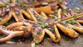 أقدام الحبار المشوية في الأكشاك الليلية بتايلاند جعلتني أشعر بالجوع فورًا