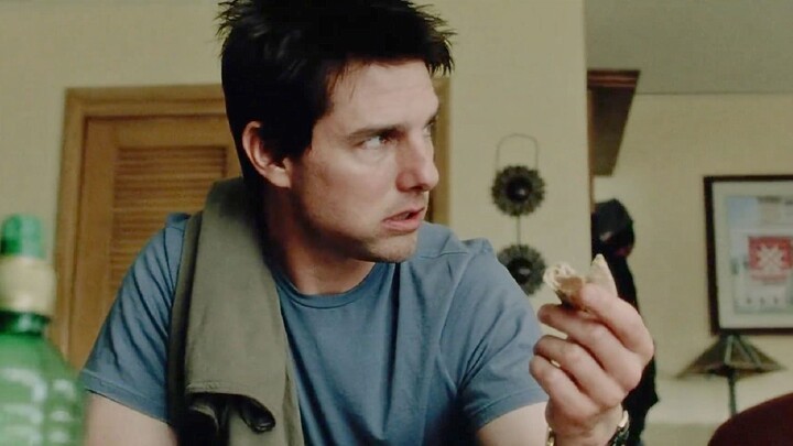 Người đàn ông đang ăn cơm thì phát hiện điều kỳ lạ, tất cả mọi người bên ngoài đều sợ hãi nhìn lên b