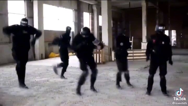 bạn hãy cẩn thận khi sem nhé 🤣🤣