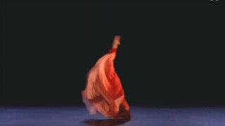 Những cây liễu đang đung đưa, gió đang thổi và tuyết đang chuyển động