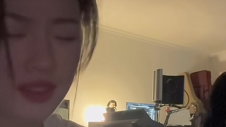 Shan Yichun’s a cappella rendition of “Tear Bridge” is absolutely breathtaking.