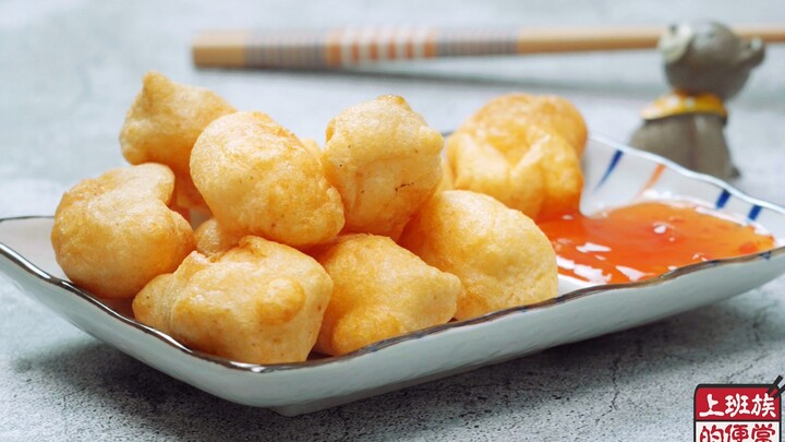 Tahu pedas yang kuning keemasan dan bulat sempurna, digoreng sekalian jadi harum dan renyah! Lalu di