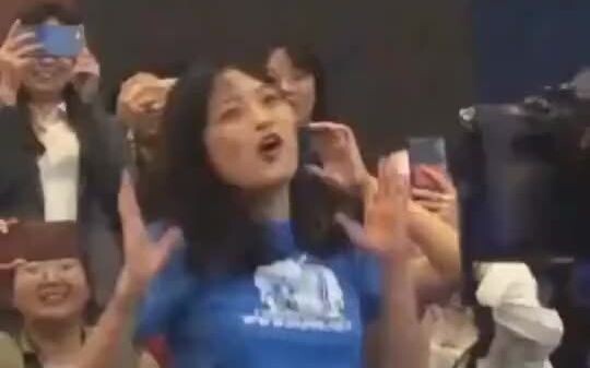 معجبة تُلحّ على هو غه وتسأله متى سيتزوجها، والنتيجة كانت مفاجئة للغاية!