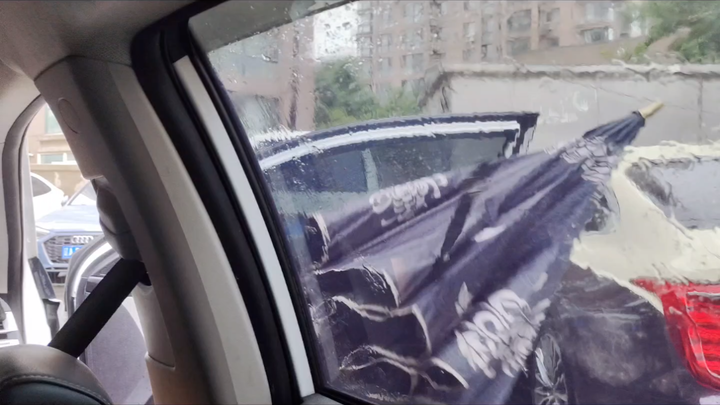 [الخروج من العزوبية دوجي] هل هناك من يحمل لك المظلة في يوم ممطر؟