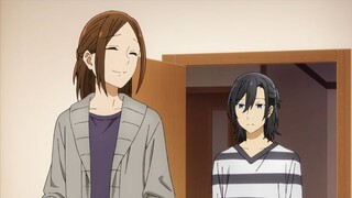 Miyamura adalah orang pertama yang menaklukkan adik laki-laki dan ibu dari keluarga Hori. Bisa dikat