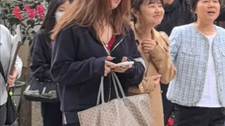 Ning Lao: Ayo naik mobil, bukankah kita teman? Keringatan sampai basah kuyup ya, Zhan Ying