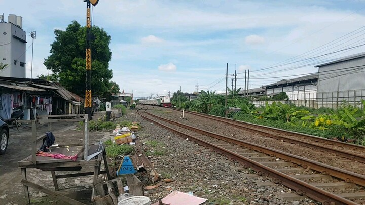 Kereta Api Sri Tanjung melintas  Jl Lokomotif RT 03 RW 03.