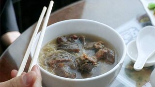 刘德华吃饭，这碗里面的肉块又大又香，看的我都馋坏了