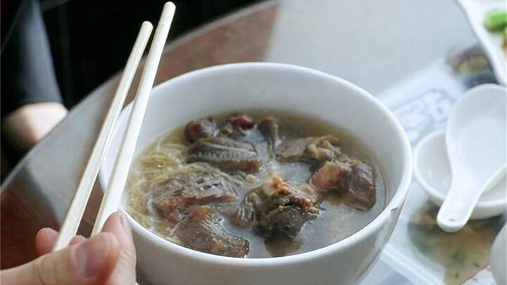 Andy Lau sedang makan. Daging dalam mangkuk ini begitu besar dan harum sehingga saya sangat rakus.