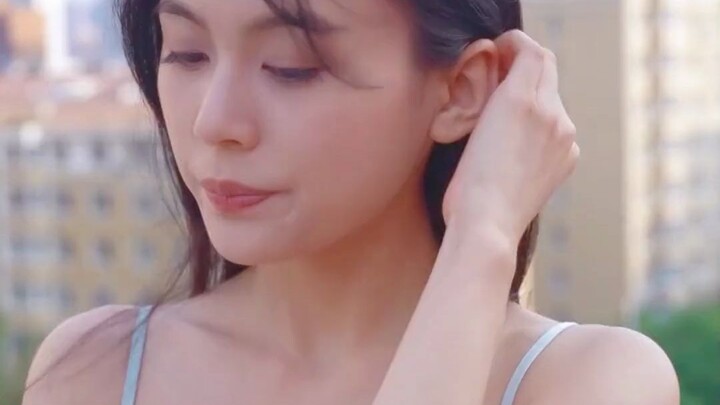 Khóc nhầm mộ đã đành, còn đổi cả bia mộ của người ta. Điều càng không ngờ là người bên trong lại qua