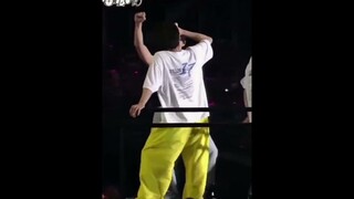 His cute little wiggles😄🍑#seventeen #jeonghan #scoups #joshua #jun #hoshi #wonwoo #woozi #dk #mingyu