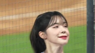 What is Lee Da-hye laughing at? She's so happy.