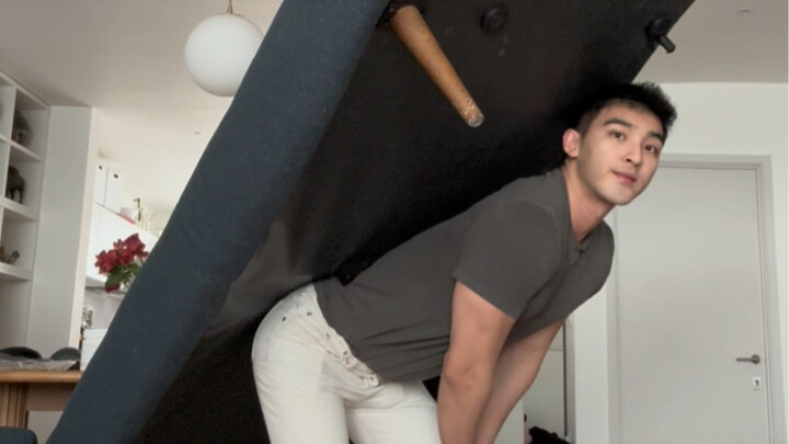 Can you really lift it high enough to balance a soda bottle? I don’t buy it, hahaha!