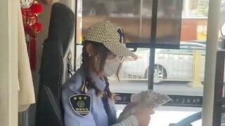 陕西西安：90后公交车女司机，自费打造哆啦A梦主题车厢。