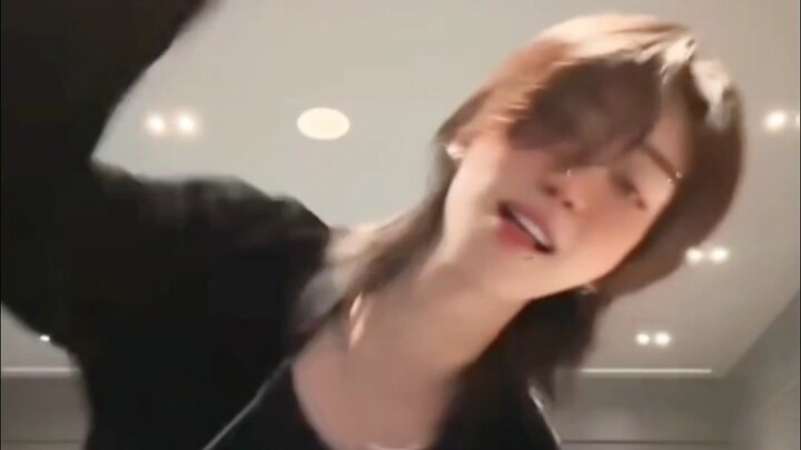 Xu Minghao and his girl-group choreography that looks shy but is actually spot-on