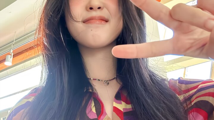 It's actually the same person—this female idol looks like she's had a complete makeover after shavin