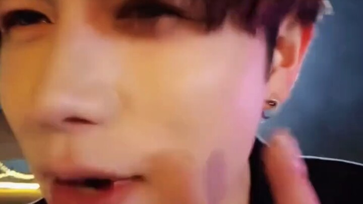 “Terima kasih semuanya, mereka semua memanggilku Bos Tong” Pria Paling Romantis di Jiangnan