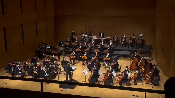 Live performance of the Four Lies theme song "If I Can Bloom" at the concert