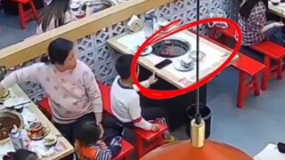 她的周围还有好几个孩子！