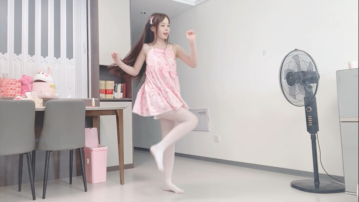 偷偷穿了哥哥的粉色裙子【小小鹿】