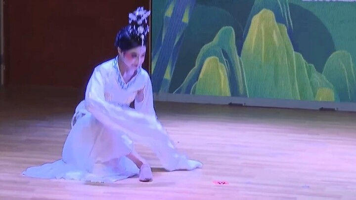 Another version of "Jade Dance" by 13 years old! The costumes have been modified. Although the stage