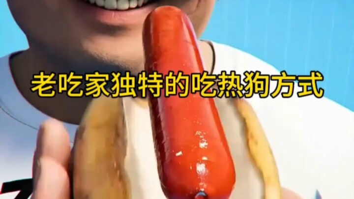 Cách ăn hot dog độc đáo của lão thực khách, trực tiếp dùng đinh kim loại để nướng nóng