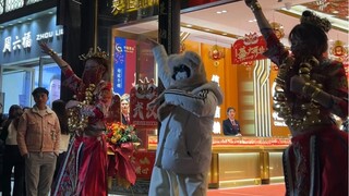 粉丝们招手让显眼包们下来跳！来个现场原声版～哈哈哈听到粉丝呼喊了❤️爱你们哟❤️