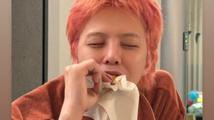 G-Dragon might have gotten new dental gems for the stage! Sparkly, gorgeous gems—can’t wait! | David