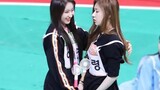 [ITZY&IZONE] Chae Yeon memeluk adik perempuannya di tengah kompetisi