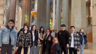 Sedang memotret Sagrada Familia, tiba-tiba teman-teman asing semua datang mendekat untuk ikut berfot