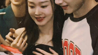 Trời ơi! Cặp đôi nào vậy, đi dạo tầng mà trực tiếp hát khúc nhạc hôn lễ luôn á!! Anh ấy vòng tay ôm 