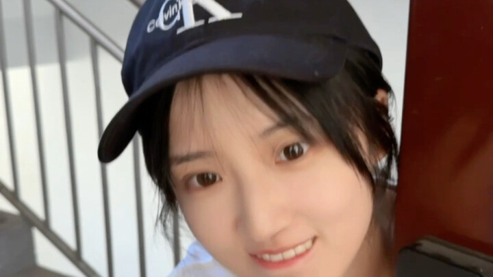 “Bạn gái: Em sai rồi được chưa? Bạn trai: Muộn rồi! Cửa đã bị hàn kín rồi!”