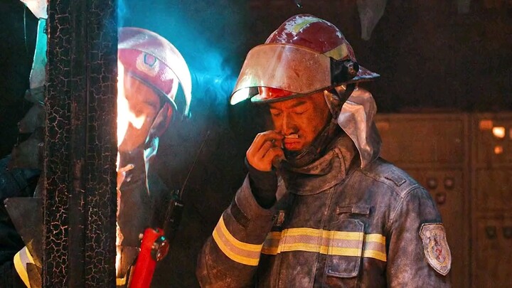 ไฟกำลังโหมกระหน่ำ แต่ไม่สามารถจุดบุหรี่ในมือของนักดับเพลิงได้