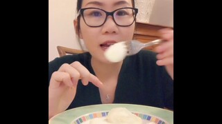 ngất ngây An  Phô mai Mozzarella làm từ sữa trâu của Italy ăn với cà chua đen