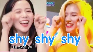 جين جي سو قامت بعمل الحركة الشهيرة لسانا من فرقة توايس! خجولة خجولة خجولة!