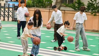 Zhang Zhenyuan holds the little girl's hand and dribbles the basketball with her! So gentle! Song Yu