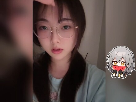 Thì sao lại bảo là dựng nhân vật dựa theo CV cơ chứ, Bao Bao đeo kính lên đúng là Pella rồi còn gì!?