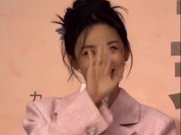 Aku tertawa terbahak-bahak. Baru kali ini aku merasa netizen tidak berbuat salah pada gadis biasa. H