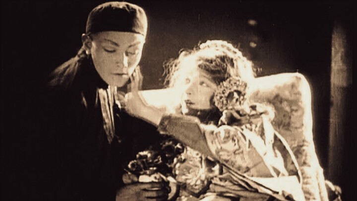 Estetika kuno yang suram dan morbid: Antik berkarat dari Timur itu jatuh cinta pada mawar layu dari 