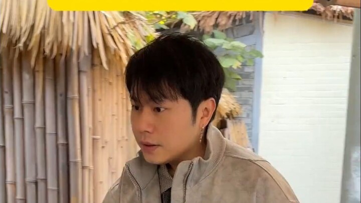 Mảnh sân nhỏ bé lại chứa được bao nhiêu con người kỳ lạ thế này