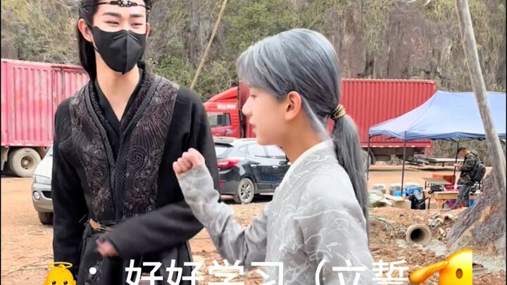 “Lâm Tử Diệp không được yêu đương! Tập trung học hành!” Điền Gia Thụy kinh ngạc: “Tử Diệp mới bao nh