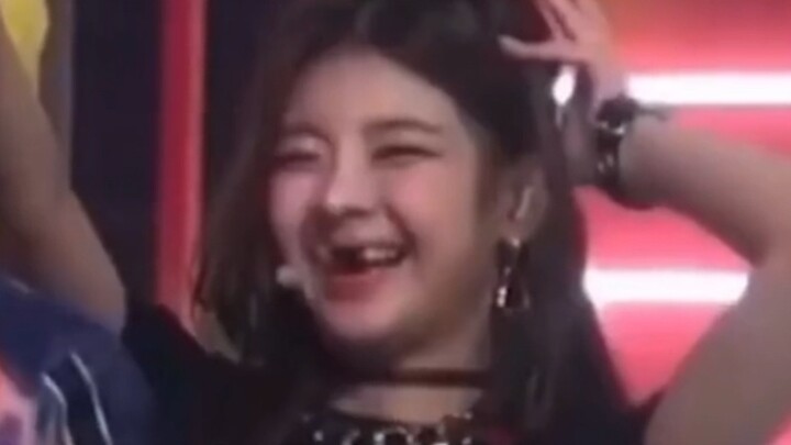 Apa semua girl grup di grup tahun ini awalnya komedian? Kenapa banyak sekali kisah kelamnya? Aku sam