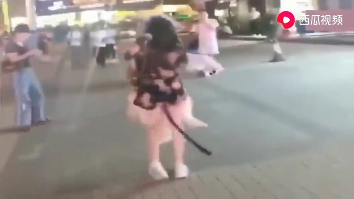 下雨了，阿拉斯加不肯回家 ，妹子接下来的操作雷到我了！