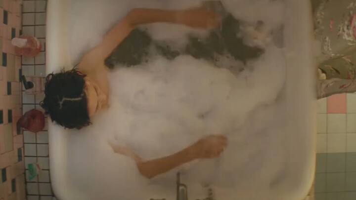 Dua orang dari dua dimensi waktu yang berbeda tiba-tiba muncul di satu ruangan!