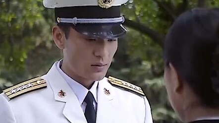 Sĩ quan cấp cao và vợ quân nhân đến làm thủ tục ly hôn, nhưng ngay khi nhân viên nhìn thấy tên của s